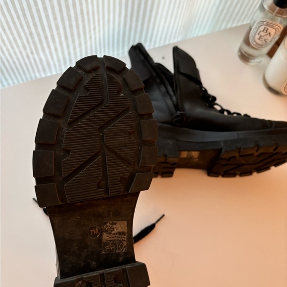 Black boots - Picture 8 of 8